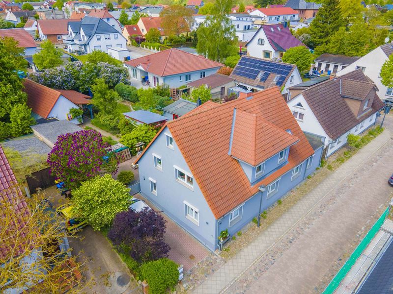Einfamilienhaus mit Ferienhaus und grünem Garten in Garz